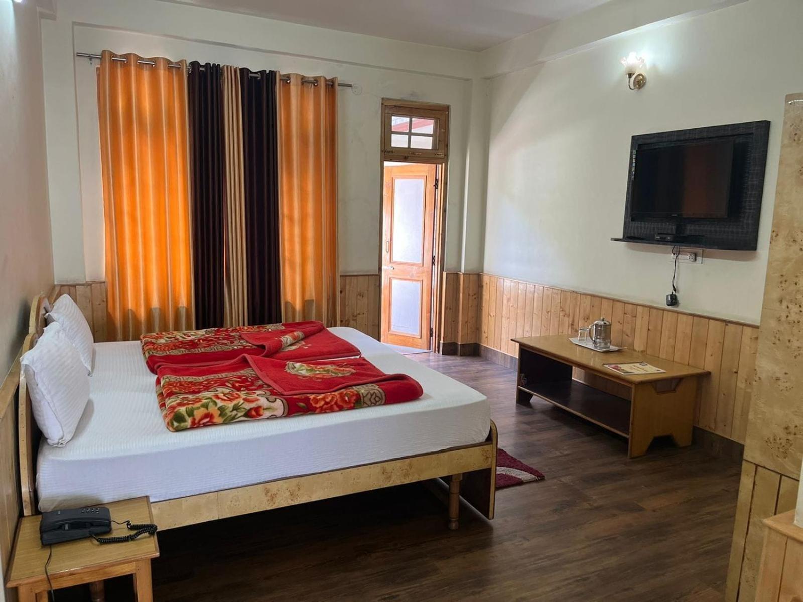 The White House Hotel Kasol Kültér fotó