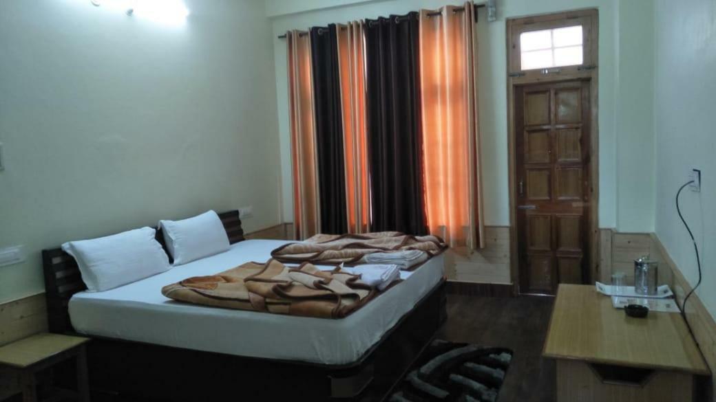 The White House Hotel Kasol Kültér fotó